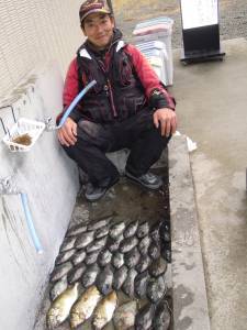 湯浅の地磯　フカセで小グレ大漁、エギングで…