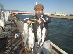 尼崎市立魚つり公園　ウキ釣りでセイゴ14匹…