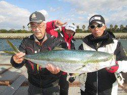 今年は青物の当たり年です！　尼崎市立魚つり公園でブリ89cm