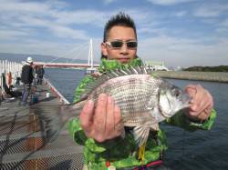 尼崎市立魚つり公園　小チヌ、セイゴは高活性…