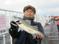 尼崎市立魚つり公園　エビ撒きシーズンの到来…