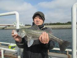 尼崎市魚つり公園　ズボ釣りでハネ＆セイゴ