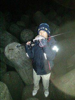 岡田浦漁港　外向きテトラ帯に沿ってリフト&フォールでメバルラッシュ