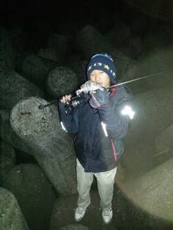 岡田浦漁港　外向きテトラ帯に沿ってリフト&…