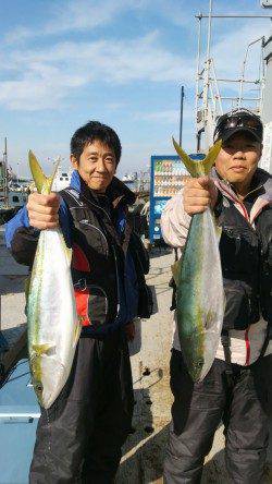 岸和田一文字　沖の北でアジのノマセ釣り、メジロ64cmが釣れています♪