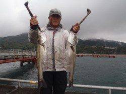 須磨海づり公園　シラサエビのウキ流し釣りでハネ55cmと65cm