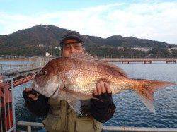須磨海づり公園　第2釣台東側内向きでマダイ64cm