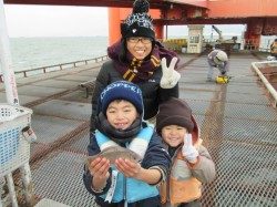 ウキ釣りで４８～５２ｃｍのハネと ４３ｃｍのチヌ、尼崎市立魚つり公園