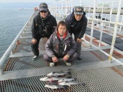 尼崎市立魚つり公園　エビ撒きで６２ｃｍのス…
