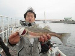 尼崎市立魚つり公園 　４６ｃｍのハネをキャッチ