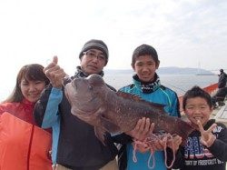 平磯海づり公園 落とし込みでコブダイ71cm エサはカニでした 兵庫県 瀬戸内海側 神戸市立平磯海づり公園 落とし込み カンダイ 陸っぱり 釣り 魚釣り 釣果情報サイト カンパリ