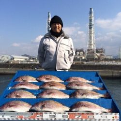 和歌山マリーナシティ海洋釣り堀　寒さに負けずマダイ12枚！