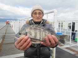 尼崎市立魚つり公園　エビ撒き釣りでハネとチ…