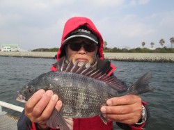 尼崎市立魚つり公園　エビ撒きズボ釣りでチヌ…