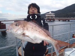 須磨海づり公園でマダイ70cm