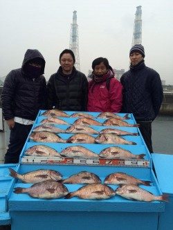 マリーナシティ海洋釣り堀　グループでマダイ29尾の好釣果