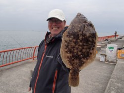 平磯海釣り公園 投げ釣りでカレイ32.5c…