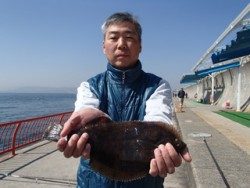 神戸市立平磯海づり公園　マムシをエサにカレイ34ｃｍ！