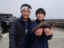 神戸市立平磯海づり公園　投げ釣りでメイタガ…