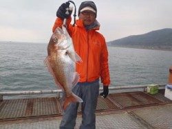 神戸市立須磨海づり公園 ウキ流し釣りでマダイ