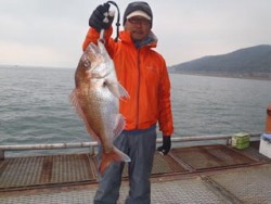 神戸市立須磨海づり公園 ウキ流し釣りでマダ…