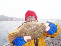 神戸市立須磨海づり公園 投げでカレイ28cm！