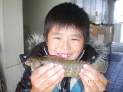 姫路市立遊魚センター お子様が探り釣りでアイナメをキャッチ