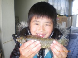 姫路市立遊魚センター お子様が探り釣りでア…