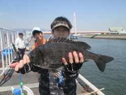 尼崎市立魚つり公園 ４７ｃｍの良型チヌにハ…