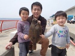 神戸市立平磯海づり公園 投げ釣りでカレイ42ｃｍ