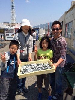 マリーナシティ海釣り公園　小イワシの数釣りできます