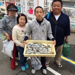 マリーナシティ海釣り公園　サビキで小イワシ・小サバ
