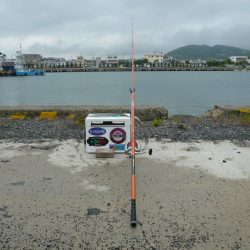 雨の志筑でキス狙い