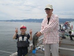 尼崎市立魚つり公園 ズボ釣りでチヌ４３ｃｍ！