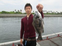 尼崎市立魚つり公園 エビ撒き釣りのチヌが好調です