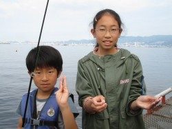 尼崎海釣公園　ズボでハネ・スズキ　サビキでイワシ・サッパ