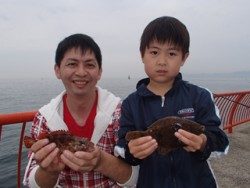 神戸市立平磯海づり公園 ファミリーでの投げ釣り、カレイとガシラをキャッチ