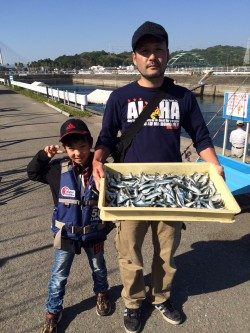 和歌山マリーナシティ海釣り公園 サビキで豆アジ&イワシ好調です