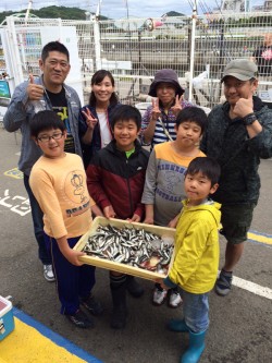 マリーナシティ海釣り公園　サビキでイワシの…