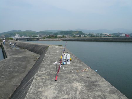 志筑川波止でキス狙い