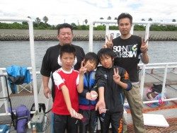 ズボ釣りでスズキ67cm 尼崎市立魚つり公園