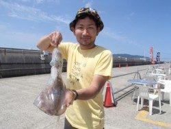平磯海釣り公園　エギングでアオリイカ1,270g！
