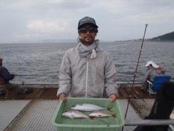 須磨海釣り公園　ウキ流しでサバ＆マダイ