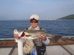 神戸市立須磨海づり公園 バイブレーションでスズキ66ｃｍ！