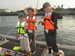 尼崎市立魚つり公園 サビキ釣り今日も好調です