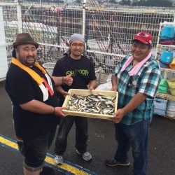 アジ100尾 ！雨の和歌山マリーナシティ海釣り公園