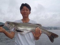 神戸市立須磨海づり公園　ウキ流しでスズキ