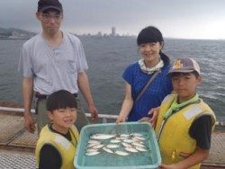 神戸市立須磨海づり公園　サビキでアジ良型も