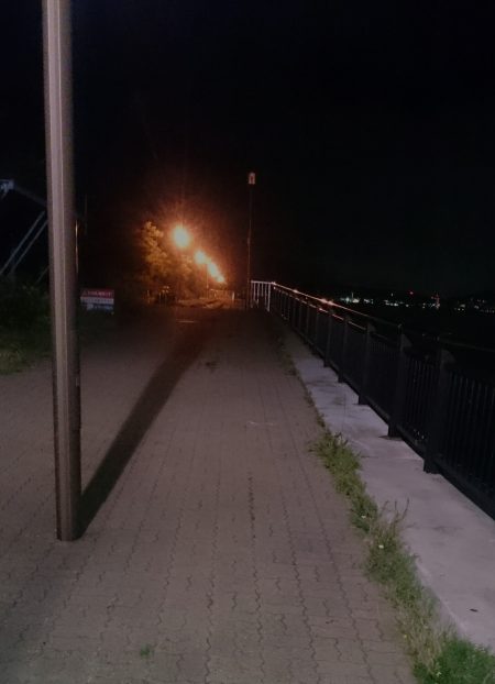 神戸空港の東側の常夜燈が消えてる