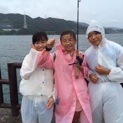 雨のマリーナシティ、サビキでイサキ